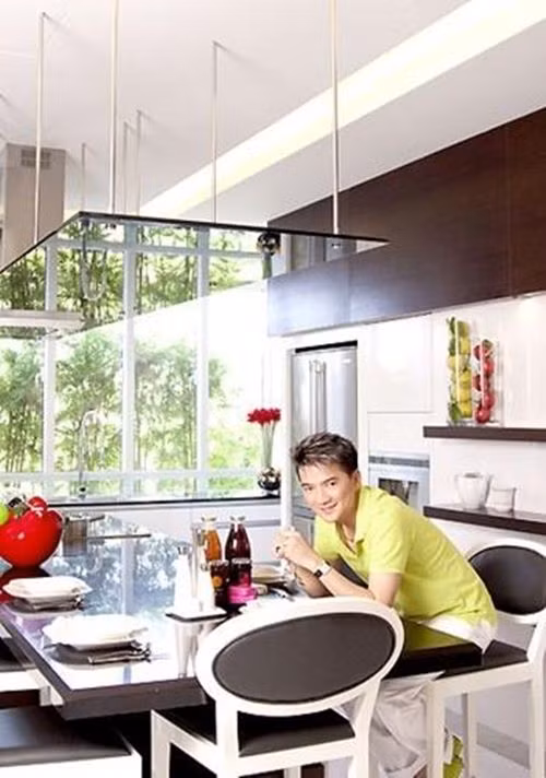 Căn penhouse của Mr Đàm là một dạng biệt thự trên không với hai tầng lầu, có diện tích khoảng 700m2, chưa kể đến khu sân vườn trên cao. Ảnh: Khám phá.