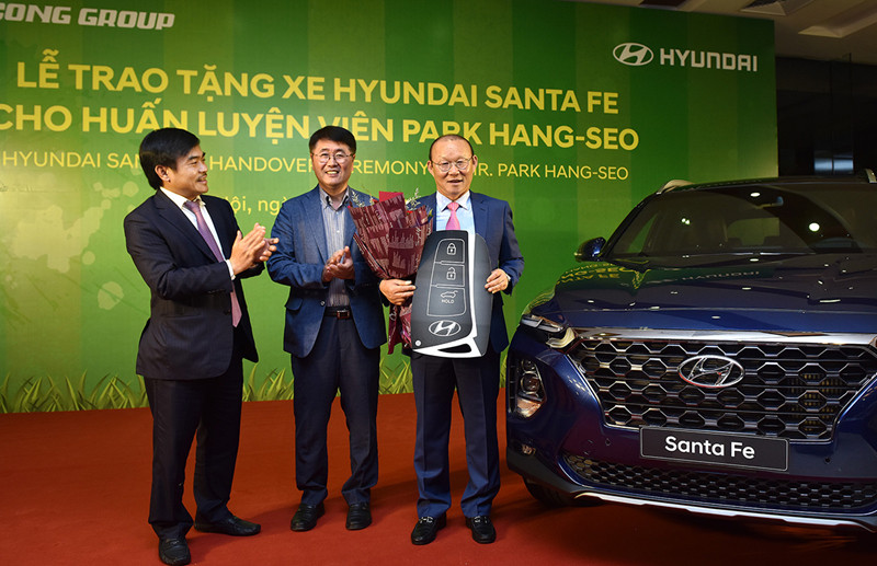 Đầu tháng 4 năm nay, Tập đoàn Thành Công cũng trao tặng chiếc xe Hyundai Santa Fe cho thầy Park Hang Seo như một sự tri ân những đóng góp của ông với bóng đá Việt Nam. Xe được bán tại thị trường Việt Nam với giá bán lẻ khuyến nghị 1,245 tỷ đồng. Ảnh: VOV.