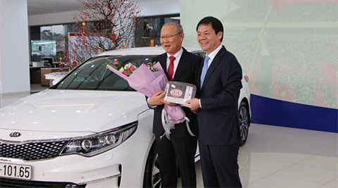 Ngoài bất động sản, HLV Park Hang-seo được nhận chiếc Kia Optima trị giá gần 1 tỷ đồng do đích thân Chủ tịch Thaco - ông Trần Bá Dương trao tặng vào ngày 8/2/2018. Ảnh: Bongdaplus.