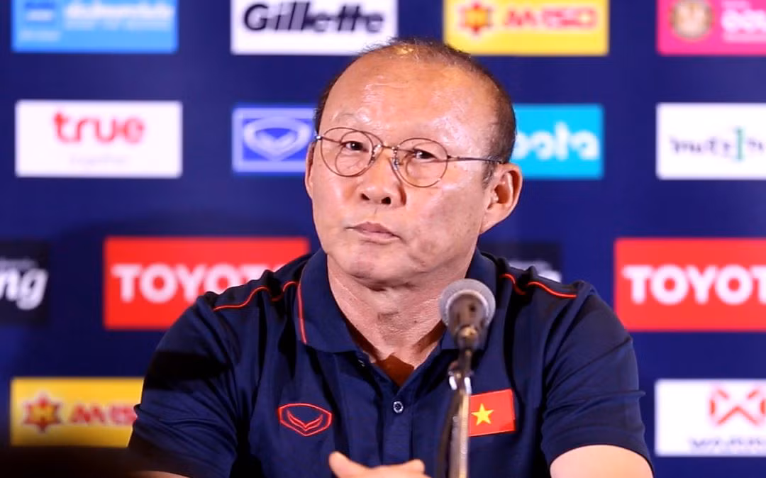 Nếu muốn thầy Park xuất hiện trong các quảng cáo sản phẩm suốt 12 tháng, nhãn hàng đó phải chi tổng cộng 500 triệu won (gần 10 tỷ đồng). Mức giá được tính vào đầu tháng 9/2018. Chắc chắn sau chiến thắng ở trận đầu tiên của King's Cup 2019, mức lương quảng cáo của HLV Park Hang-seo sẽ nhảy lên vài con số. Ảnh: Thethao247.