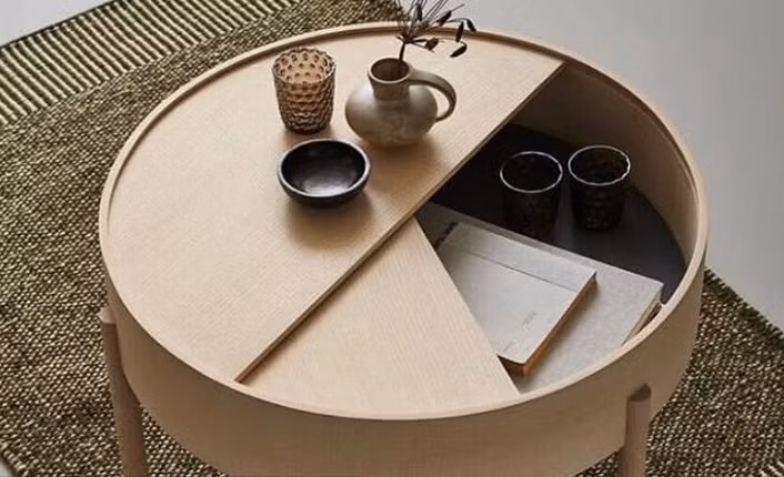 Chiếc bàn gọn gàng giấu không gian lưu trữ bên trong.