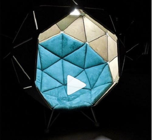 Đây không chỉ là chiếc ghé thân thiện môi trường mà nó còn tích hợp cả sạc pin và đèn LED.