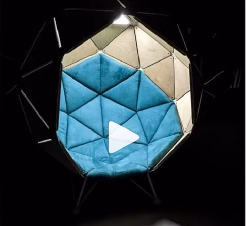 Đây không chỉ là chiếc ghé thân thiện môi trường mà nó còn tích hợp cả sạc pin và đèn LED.