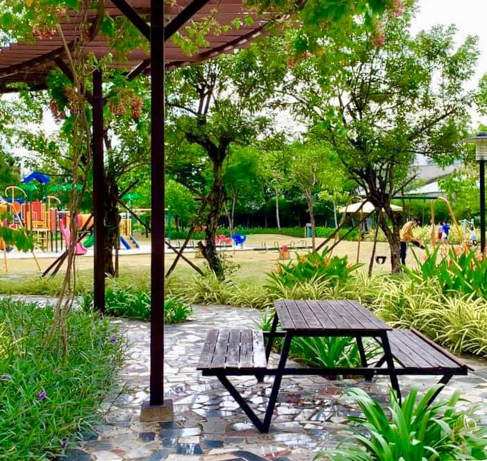 Bên ngoài nhà là sân rộng, có bể bơi riêng vì con gái Trịnh Kim Chi rất thích bơi lội.