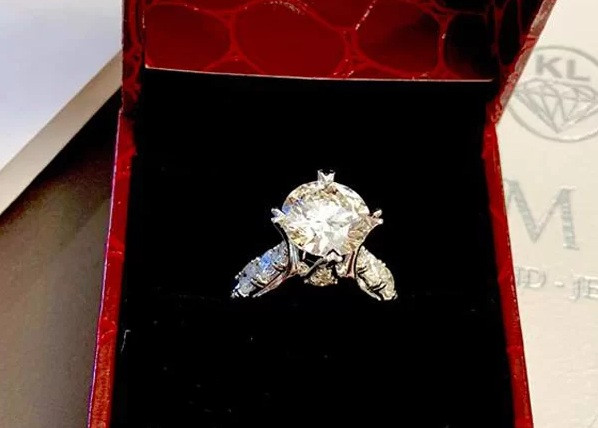 Trịnh Kim Chi nổi tiếng là được chồng yêu chiều. Vào dịp Valentine năm 2019, cô được chồng tặng cho một chiếc nhẫn kim cương có giá trị rất lớn.