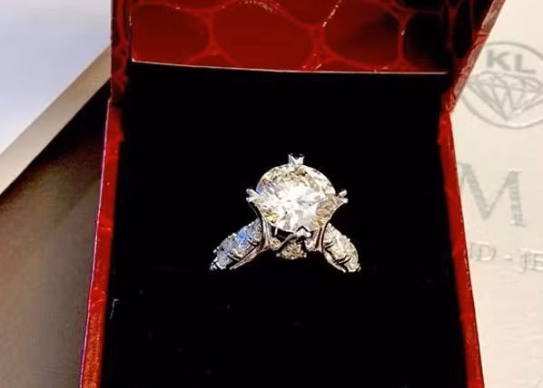 Trịnh Kim Chi nổi tiếng là được chồng yêu chiều. Vào dịp Valentine năm 2019, cô được chồng tặng cho một chiếc nhẫn kim cương có giá trị rất lớn.