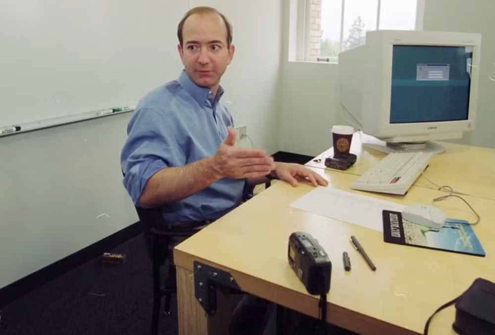 Ty phu hang dau the gioi lam viec tren chiec ban the nao?