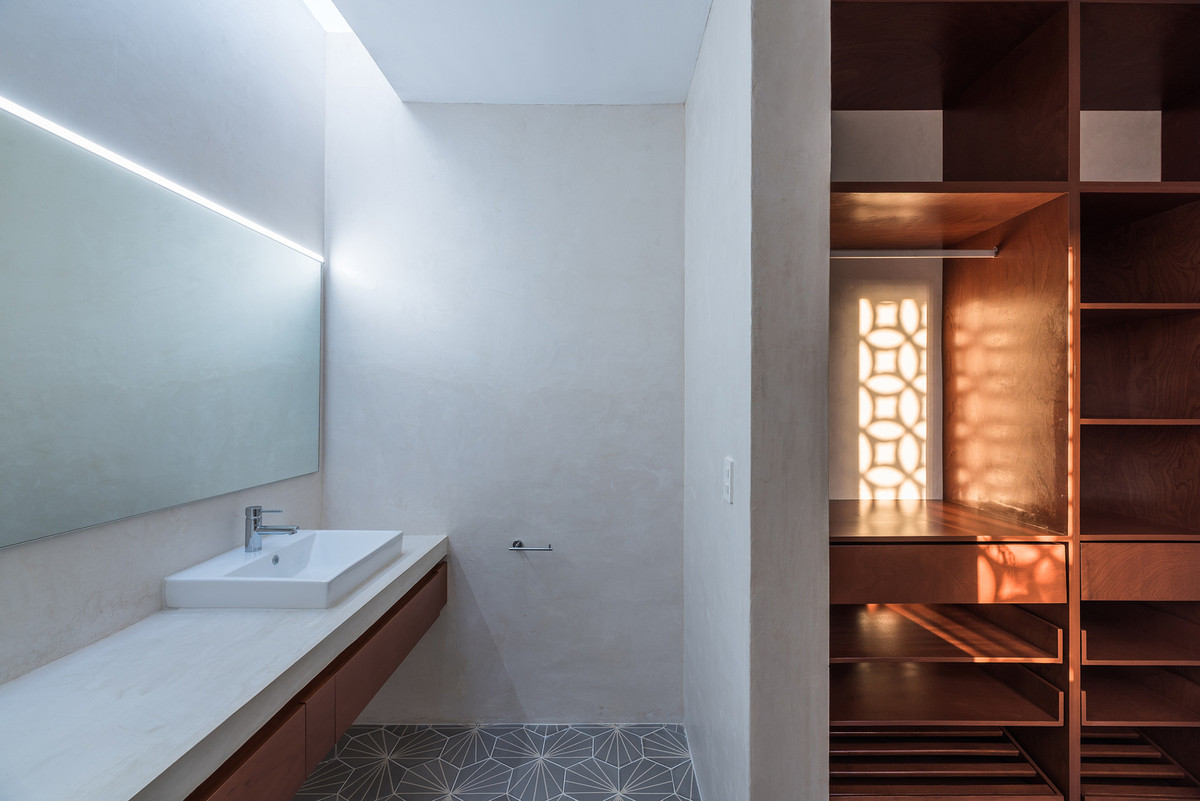 Nhờ thiết kế mở, phòng tắm cũng đón được ánh nắng vào ban ngày. Nguồn ảnh: Archdaily.