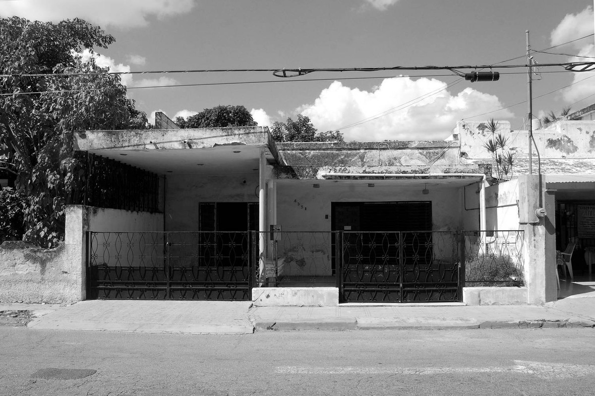 Trước đây, căn nhà cấp 4 đã xuống cấp với bức tường đầy rêu mốc và xấu xí.