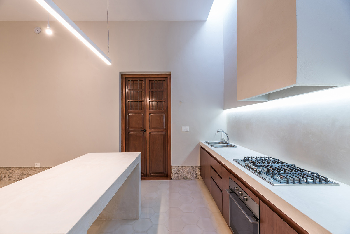 Nhà bếp hiện đại với gam màu trắng sáng.