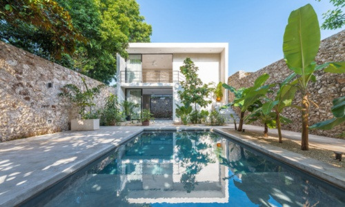 Nằm trong khu đô thị Mérida (Mexico) ngôi nhà bao bọc bởi bức tường đá tự nhiên ở hai bên là công trình được cải tạo từ căn nhà cấp 4 cũ kỹ.