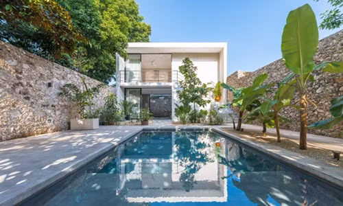 Nằm trong khu đô thị Mérida (Mexico) ngôi nhà bao bọc bởi bức tường đá tự nhiên ở hai bên là công trình được cải tạo từ căn nhà cấp 4 cũ kỹ.