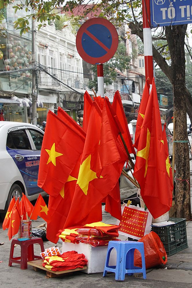 Lá cờ tổ quốc đủ các kích cỡ là sản phẩm không thể thiếu để cổ vũ tuyển Việt Nam. Ảnh: Tiền phong.