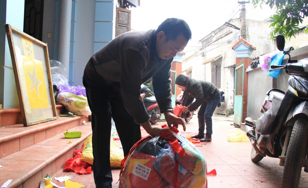 Tại làng Từ Vân (xã Lê Lợi, Thường Tín, Hà Nội), người dân không chỉ bận rộn chuẩn bị lễ hội dịp Tết mà còn tất bật với các mặt hàng cờ đỏ sao vàng, băng rôn... cổ vũ các cầu thủ đội tuyển Việt Nam trước trận tứ kết. Ảnh: VTC.