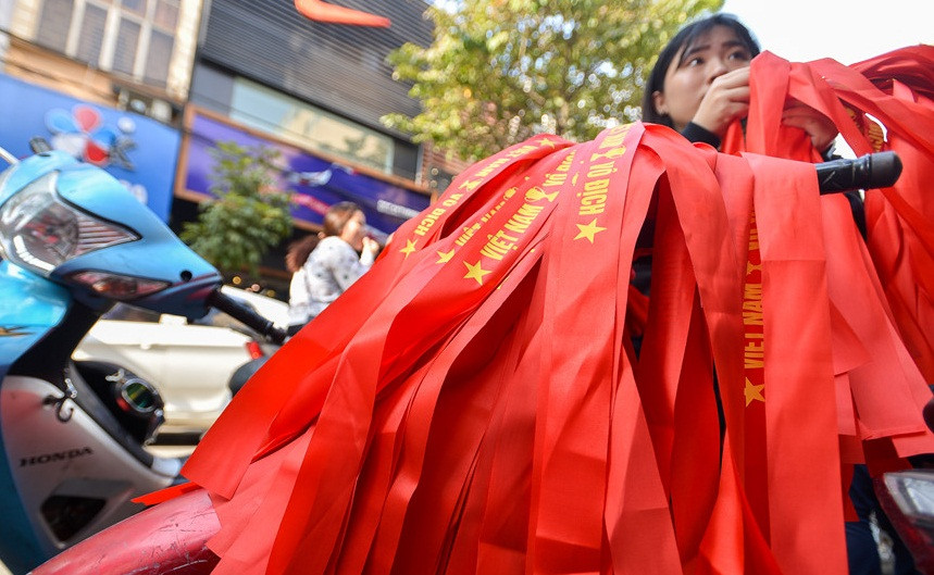 Băng rôn cổ vũ 10.000 đồng/chiếc cũng đắt khách. Ảnh: Zing.