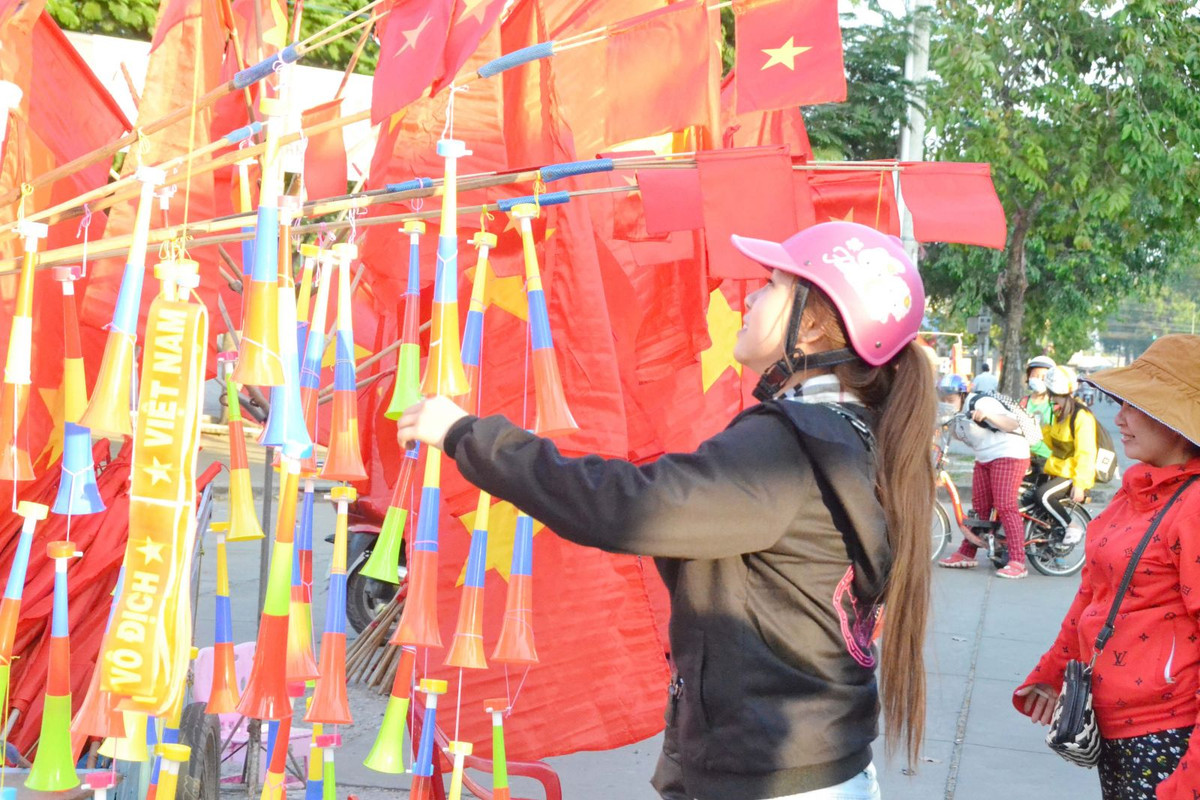 Kèn là sản phẩm được nhiều cổ động viên lựa chọn bởi dễ tạo nên sự cuồng nhiệt qua âm thanh sôi động. Ảnh: Baolongan.