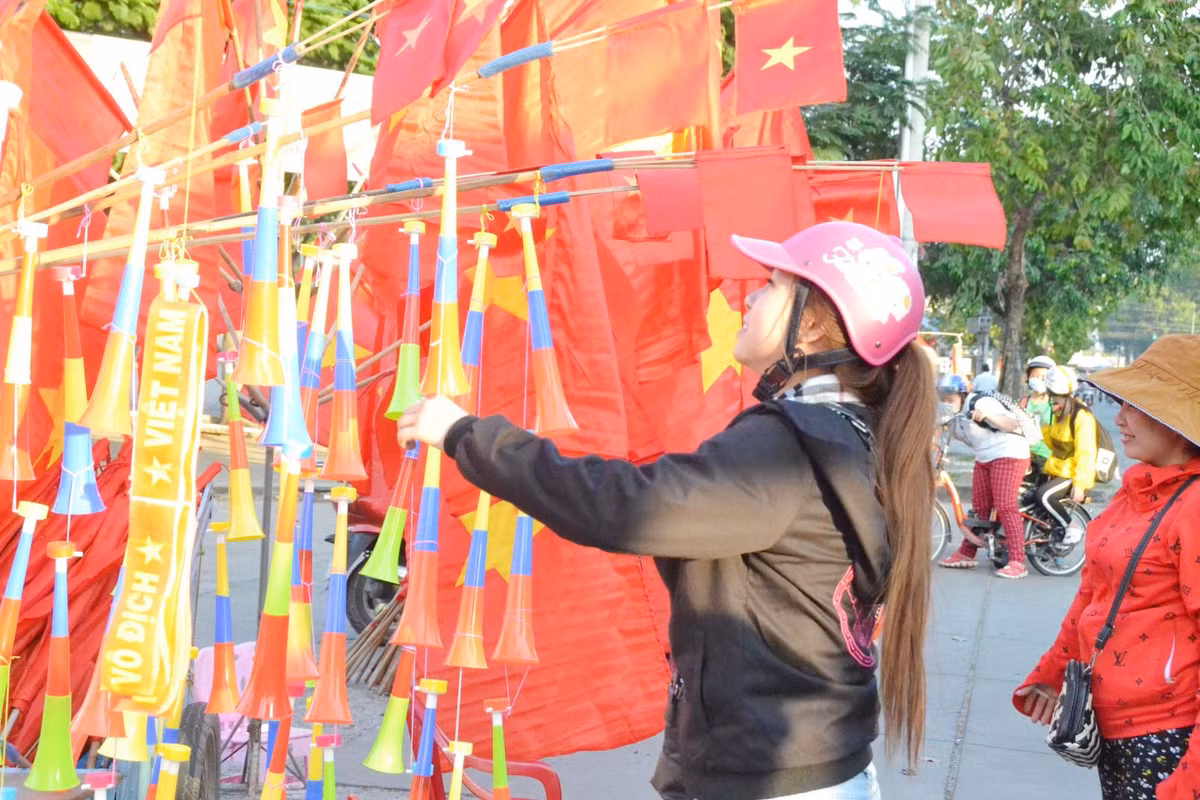 Kèn là sản phẩm được nhiều cổ động viên lựa chọn bởi dễ tạo nên sự cuồng nhiệt qua âm thanh sôi động. Ảnh: Baolongan.