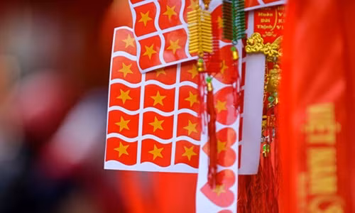 Sticker dán mặt hình cờ Tổ quốc có giá dao động từ 5.000 - 7.000 đồng/chiếc. Ảnh: Internet.