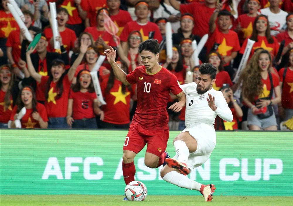Trước khi trận tứ kết Asian Cup 2019 giữa đội tuyển Việt Nam và Nhật Bản diễn ra, rất nhiều mặt hàng cổ vũ được bày bán và cực hút khách. Ảnh: Lao động.