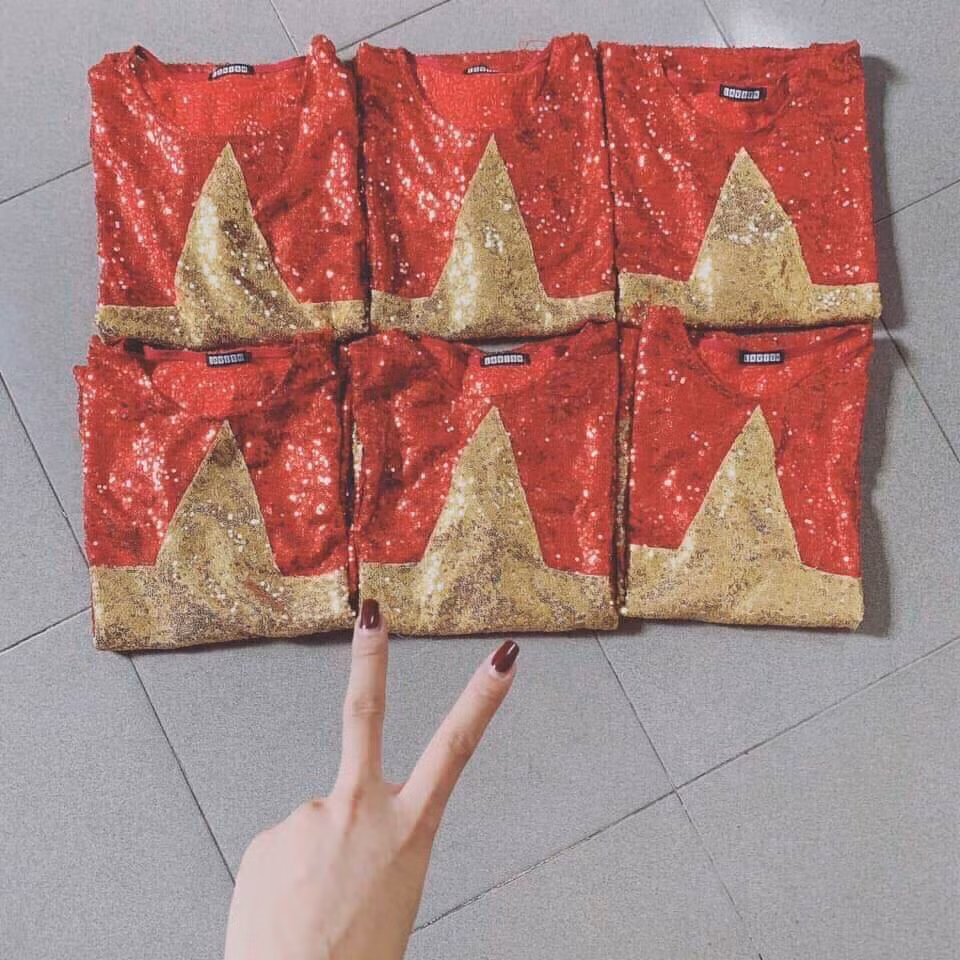 Áo cờ đỏ sao vàng cũng được rao bán rầm rộ. Ảnh: FB Thuy Pham.