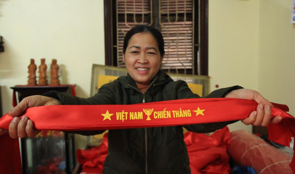 Có xưởng sản xuất hơn 10.000 cờ, băng rôn mỗi ngày nhưng vẫn "cháy hàng". Ảnh: VTC.