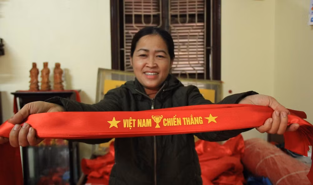 Có xưởng sản xuất hơn 10.000 cờ, băng rôn mỗi ngày nhưng vẫn "cháy hàng". Ảnh: VTC.