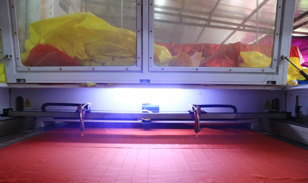 Công nhân trong xưởng sản xuất phải tăng ca thường xuyên, thậm chí đến 1,2 giờ đêm để đáp ứng nhu cầu của khách hàng. Ảnh: VTC.