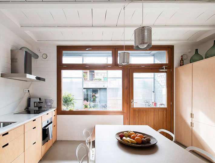 Nhà bếp thoáng sáng với nội thất hiện đại.