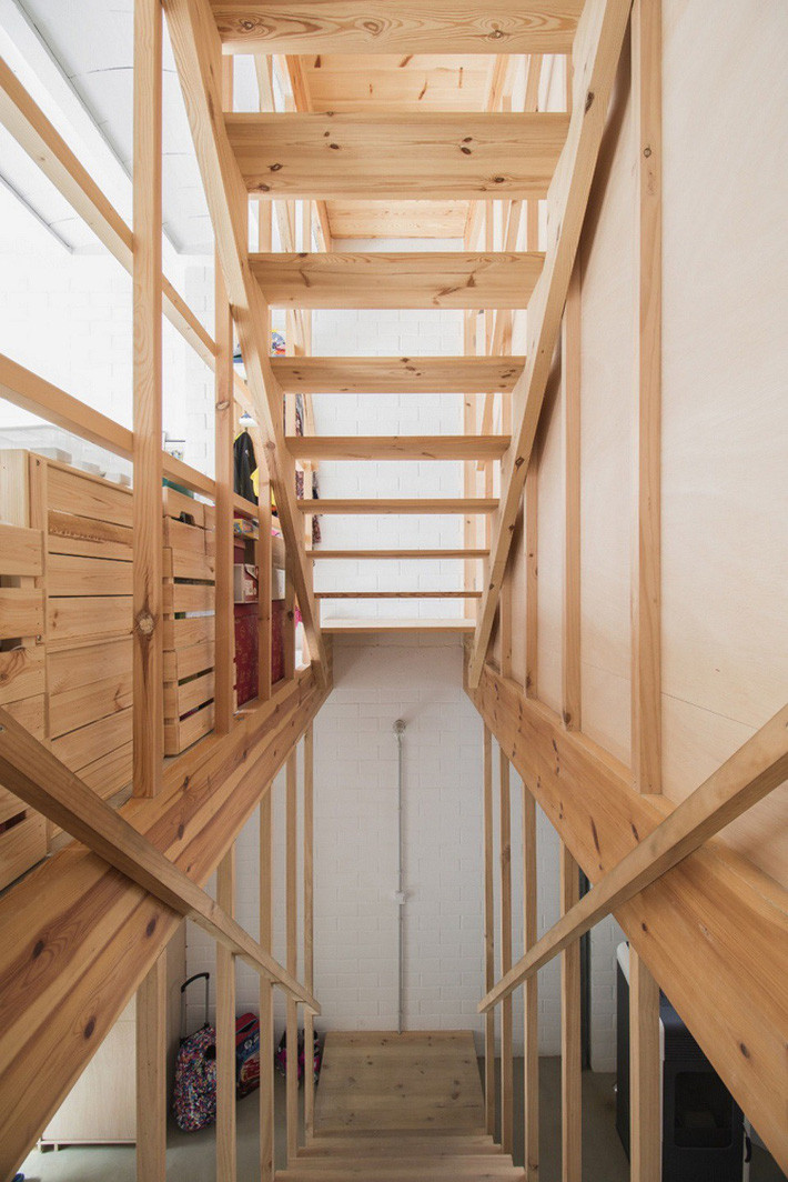 Cầu thang thiết kế tỉ mỉ cũng là điểm độc đáo bên trong căn nhà.