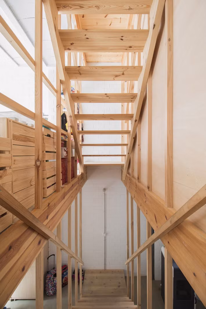 Cầu thang thiết kế tỉ mỉ cũng là điểm độc đáo bên trong căn nhà.