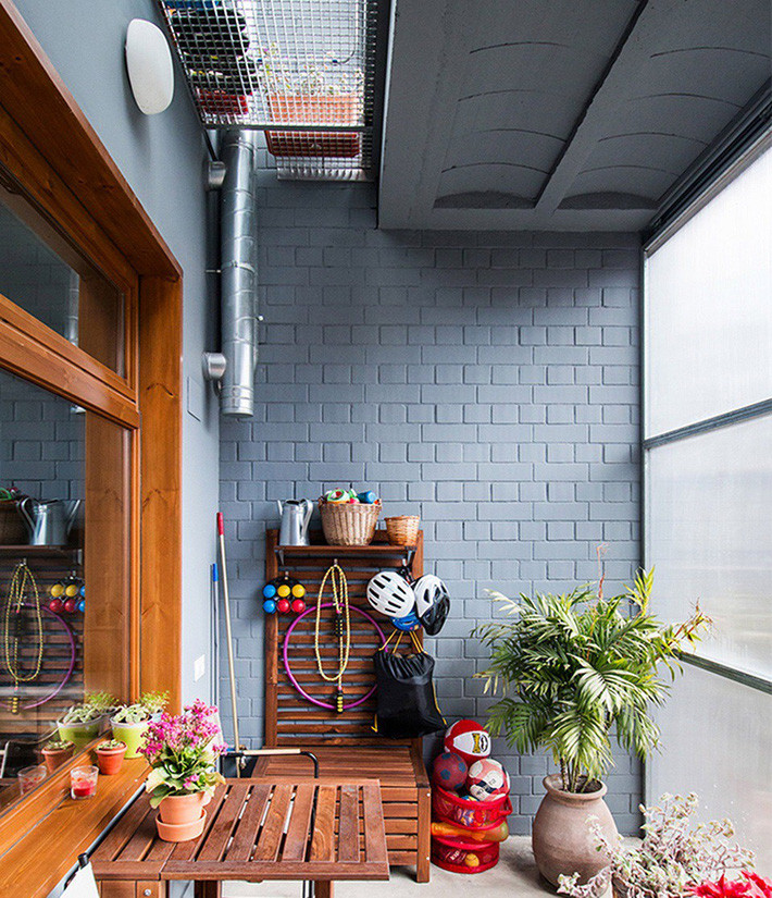 Phía ngoài phòng bếp sử dụng chất liệu gỗ mộc mạc và gần gũi.