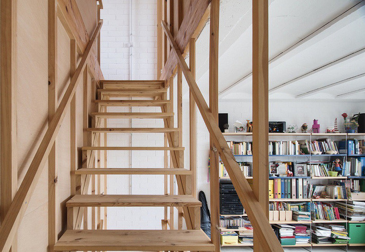 Tủ sách nhỏ bố trí ngay gần cầu thang.