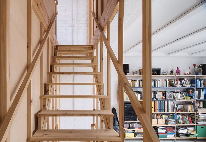 Tủ sách nhỏ bố trí ngay gần cầu thang.