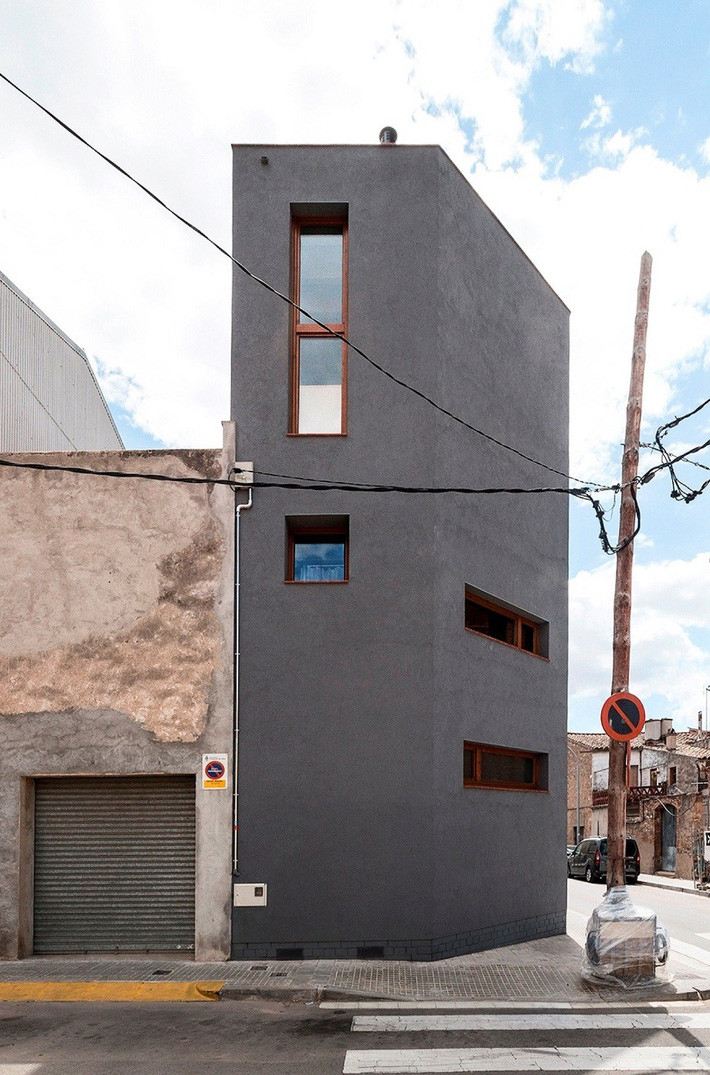 Ở phía Bắc có các cửa sổ thông gió, giúp trong nhà mát mẻ hơn.