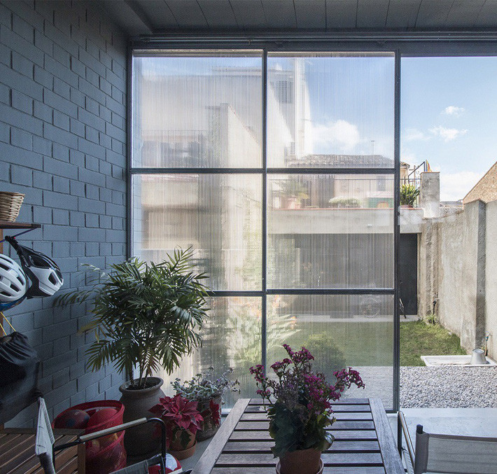 Hệ thống cửa mờ vừa đảm bảo sự riêng tư vừa giúp điều hòa không khí.