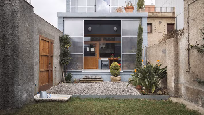 Phía trước nhà là khoảng sân vườn nhỏ.