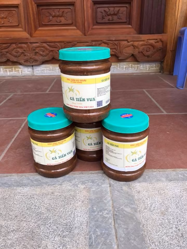  Cà dầm tương là sản phẩm truyền thống của người dân xã Tam Điệp, Phúc Thọ (Hà Nội). Theo nguồn tin trên VTC16, hiện giá bán 1 hộp 5 quả cà dầm tương là 250.000 đồng. Ảnh: FB Cà Dầm Tương.