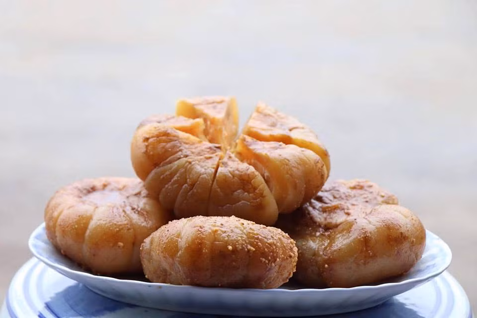 Theo lời các bậc cao niên trong làng, cà dầm tương là sản phẩm dân dã nhưng chế biến vô cùng cầu kỳ và mất thời gian. Ảnh: FB Cà Dầm Tương.