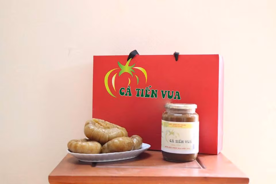 Với nghề làm cà dầm tương, trung bình mỗi năm gia đình ông Nguyễn Tiến Tiệp (cụm 5, Hòa Thôn, xã Tam Hiệp) thu về trên 100 triệu đồng. Ảnh: FB Cà Dầm Tương.