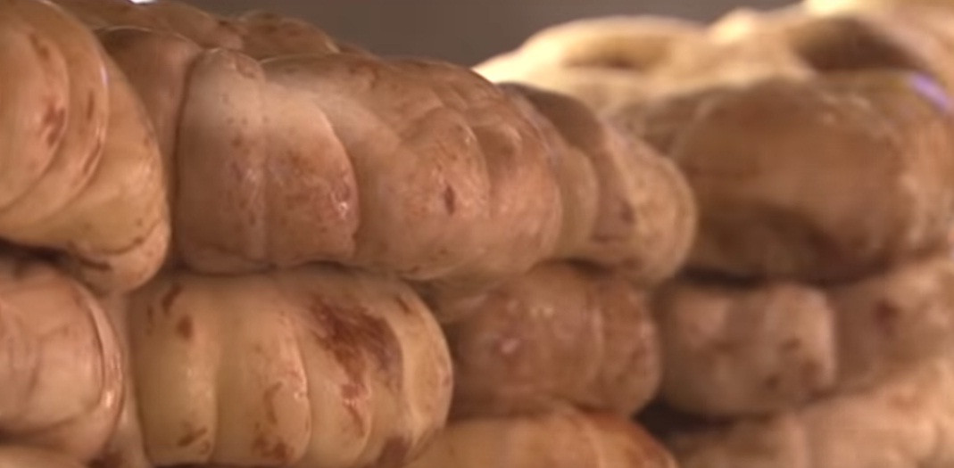 Sau khi muối khoảng 20 ngày, cà sẽ được ép kiệt nước bằng máy trong thời gian 1 ngày 1 đêm. Ảnh: VTC16.