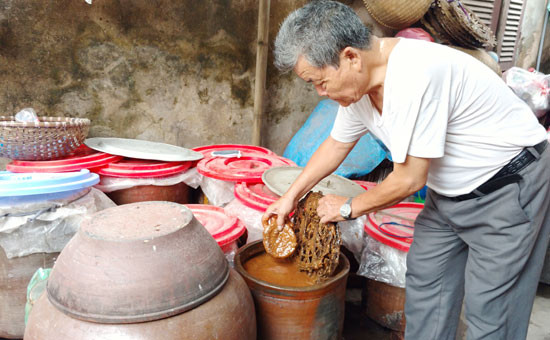 Sau đó, cà muối được lau sạch nước rồi mới thả vào chum tương. Ảnh: Kinhtedothi.