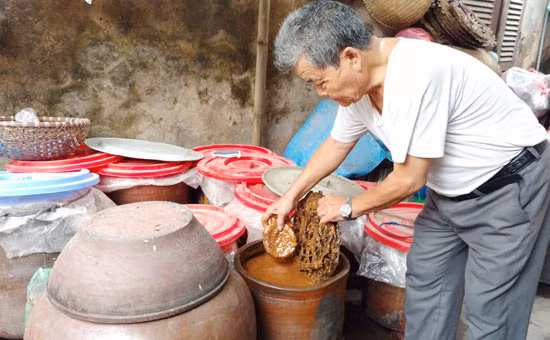 Sau đó, cà muối được lau sạch nước rồi mới thả vào chum tương. Ảnh: Kinhtedothi.