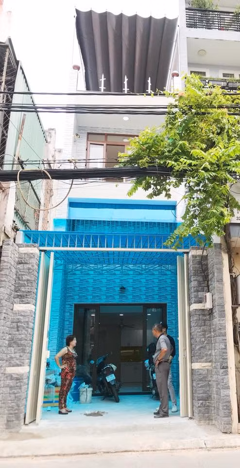 Sau Tết 2018, MC Đại Nghĩa quyết định xây lại ngôi nhà. Nhà có chiều ngang 3.7m, dài 9m.