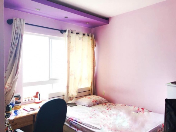 Phòng ngủ có cửa sổ lớn lấy ánh sáng. Nguồn ảnh: Nld.