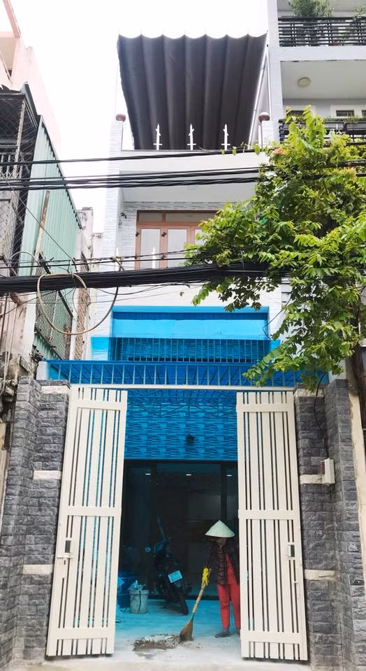 Ngôi nhà ở Nguyễn Trọng Tuyển, phường 10, quận Phú Nhuận là nơi MC Đại Nghĩa sống suốt từ thời nhỏ cho đến khi trưởng thành.