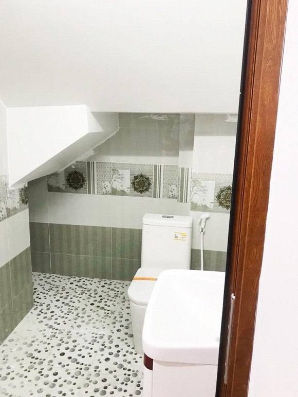 Phòng tắm với gam màu trắng sáng sủa.