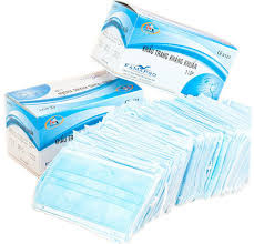 Để tránh loại khẩu trang kém chất lượng, gây dị ứng da, người tiêu dùng thận trọng khi mua hàng không vì ham rẻ mua khẩu trang kém chất lượng. Nên mua khẩu trang y tế ở các cơ sở y tế chất lượng, không nên mua trên các shop online không có chất lượng đảm bảo. Ảnh: Internet.