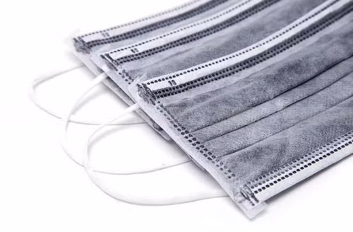 Trên chợ mạng và các cửa hàng, các loại khẩu trang được bán rất nhiều với chủng loại và mức giá khác nhau. Ảnh: Internet.