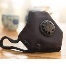 Cao cấp hơn, khẩu trang Cambridge Mask được quảng cáo chống khỏi hầu hết các loại khí độc hại có giá trong khoảng 480.000 đến 550.000 đồng/chiếc. Ảnh: Facebook.