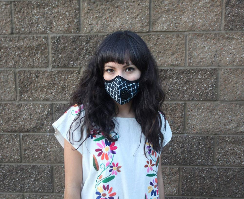 Tuy nhiên, chia sẻ trên Báo giao thông, TS. vật lý Nguyễn Văn Khải, nguyên Giám đốc Viện Khoa học vật lý Hà Nội khẳng định, hiện nay, chưa có loại khẩu trang nào có thể diệt khuẩn như những lời rao bán trên thị trường. Ảnh: Internet.